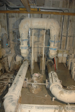 Obr. 7.4-1: Příklad čerpadel a jímky ve střední části tunelu